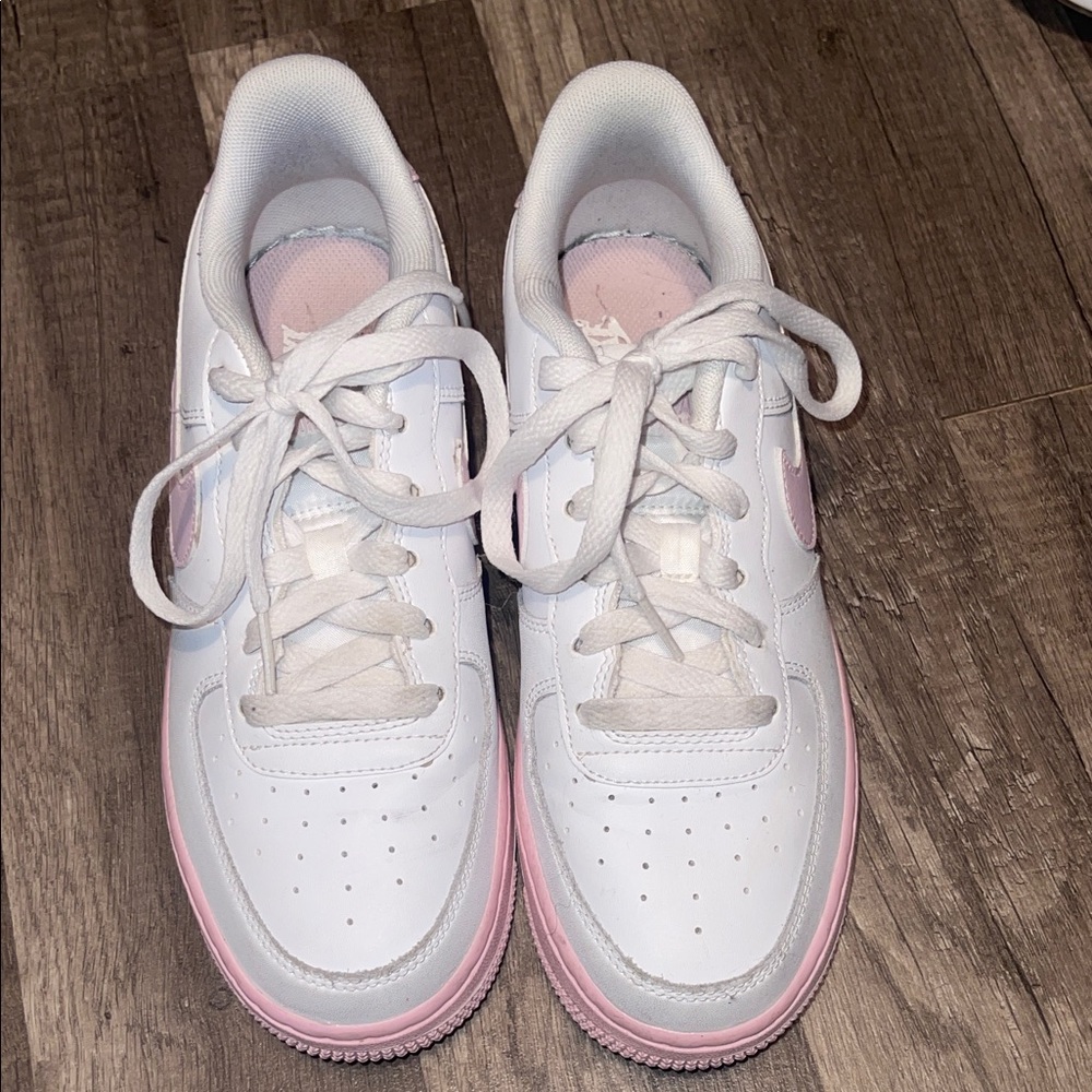 Nike Sneakers in White and Soft Pink
